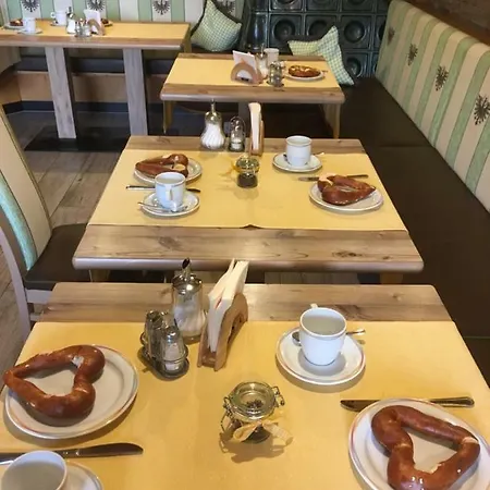 بيت ضيافة Gaestehaus Glaetzle 3*